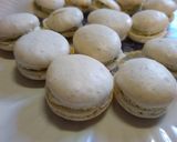 Foto del paso 2 de la receta: Macarons de cajú con relleno de queso y albahaca