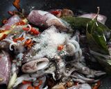 Foto langkah ke 2 dari resep Tumis cumi hitam pedas.