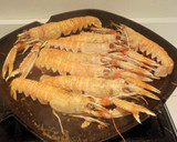 Foto del paso 4 de la receta: Cigalas a la plancha con guarnición de surimi