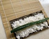 Foto del passaggio 11 della ricetta Sushi con cetriolo "Kappa-maki"
