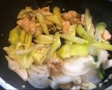 รูปขั้นตอนการทำที่ 2 ของ อกไก่ผัดพริกหยวก