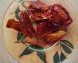 Foto del paso 1 de la receta: Quesitos saborizados con hierbas, especias, tomates secos y uvas pasa en AOVE