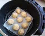 Foto del passaggio 7 della ricetta Polpette di zucchine e ricotta con cuore filante