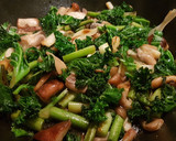 Foto del paso 4 de la receta: Revuelto de kale, ajetes y setas