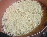 Foto langkah ke 2 dari resep Ramen hack untuk suami.
