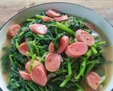 Foto langkah ke 3 dari resep Tumis Bayam Sosis.