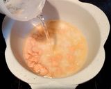 Foto langkah ke 2 dari resep Bubur Ikan Salmon (MPASI Hari Ketiga Bayi 6 bln +).
