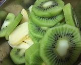 A picture of step 2 of Apple kiwi juice.