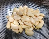 Hình bước làm 1 của món Canh Chân Gà Hầm Hạt Sen Đậu Ngự
