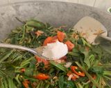 Foto langkah ke 7 dari resep Tumis Kangkung Saos Tiram dengan Teri Udang.