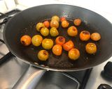Foto del paso 2 de la receta Tallarines con salmón y cherrys en salsa de salvia con mantequilla