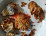 Foto langkah ke 6 dari resep Ikan goreng bawang putih.