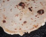 A picture of step 4 of Paneer parantha.