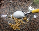Foto del paso 1 de la receta: Pochoclos dulces sin aceite en microondas🍿😋