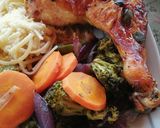 Foto del paso 10 de la receta: Pollo al horno con verduras en freidora de aire y tallarines
