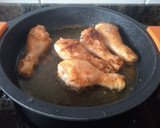 Foto del paso 2 de la receta: Muslitos de pollo en salsa con setas portobello