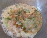 Foto langkah ke 3 dari resep Telur Dadar Rebon Enak Banget.