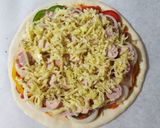 Hình bước làm 8 của món Pizza cá hồi xúc xích thịt xông khói