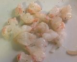 Foto del passaggio 2 della ricetta Risotto con succo di clementine, scampi e limone caramellato