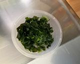 Une image de l'étape 7 de Salade de concombre à la crème, oignon doux, feta et coriandre.