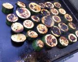 Une image de l'étape 5 de Courgettes marinées grillées à la plancha.