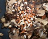 Foto del paso 6 de la receta: Pechuga con almendra y dátiles en salsa sojaperrins