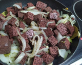 Foto del paso 3 de la receta: Sangre encebollada con huevo