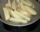 Foto langkah ke 1 dari resep Crispy Potato Wedges.