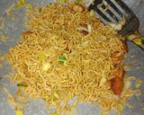 Foto langkah ke 5 dari resep Mie Kuning Nugget.
