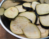Foto del paso 1 de la receta: Berenjenas fritas con salsa de yogur natural