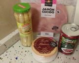 Foto del paso 1 de la receta: Espárragos envueltos en jamón cocido con Torta de Barros y ensalada de pimientos