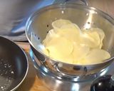 A picture of step 2 of Pommes Anna.