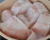 Foto del paso 2 de la receta: Congrio en salsa de pimiento