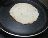A picture of step 4 of Roti from rice flour.