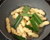 Foto langkah ke 5 dari resep Kue Kepang Ketan Salju Devina Hermawan.