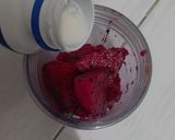 Foto langkah ke 2 dari resep Jus Buah Naga Yogurt.