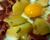 Foto del paso 4 de la receta: Huevos rotos con patatas y jamón light