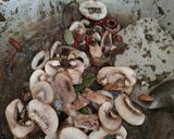 Foto langkah ke 6 dari resep Cumi Hitam Jamur Merang.