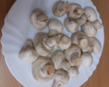 Foto del paso 1 de la receta: Champiñones en salsa con chorizo y huevo