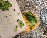 Foto del paso 7 de la receta Tortilla de brócoli con sobre mesa de tomate