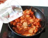 Foto langkah ke 6 dari resep Kimchi Jjigae Sup Kimchi resep asli korea.