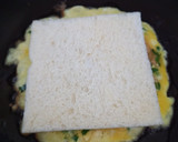 Foto langkah ke 2 dari resep Roti Jhon Kreasi Roti Tawar.