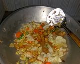 Foto langkah ke 3 dari resep Tumis sayur sop nikmat.