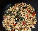 รูปขั้นตอนการทำที่ 5 ของ กระเพราไก่ราดหน้าข้าว