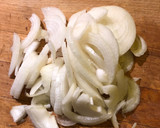 Foto del paso 1 de la receta: Salsa agridulce de miel, soja y cebolla, ideal para acompañar salmón rosado