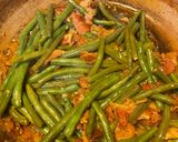 A picture of step 2 of Smothered green beans.
