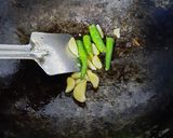 पेसरट्टू विथ अल्लम चटणी (pesarattu with allam chutney recipe in marathi) रेसिपी स्टेप 3 फोटो 