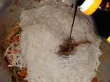 Tallarines de arroz con pollo y jamón en salsa de soja