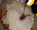 Foto del paso 4 de la receta: Tallarines de arroz con pollo y jamón en salsa de soja