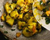 आलू हरे प्याज़ की सब्ज़ी(Aloo hare pyaj ki sabzi recipe in Hindi) रेसिपी चरण 3 फोटो